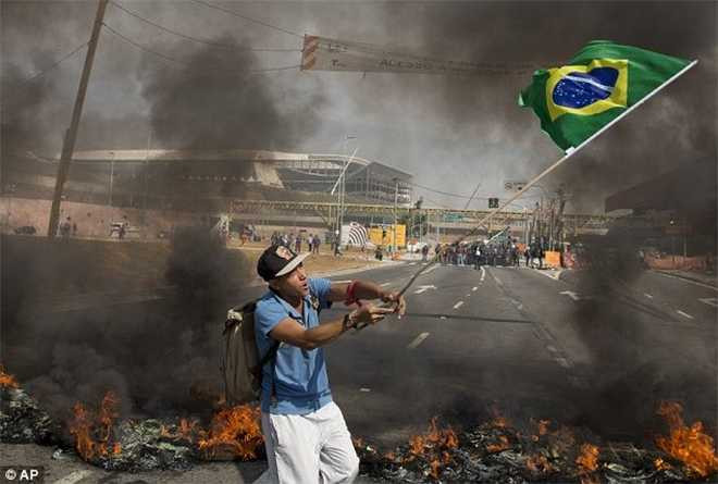 Biểu tình chống đối World Cup đang căng thẳng tại Brazil