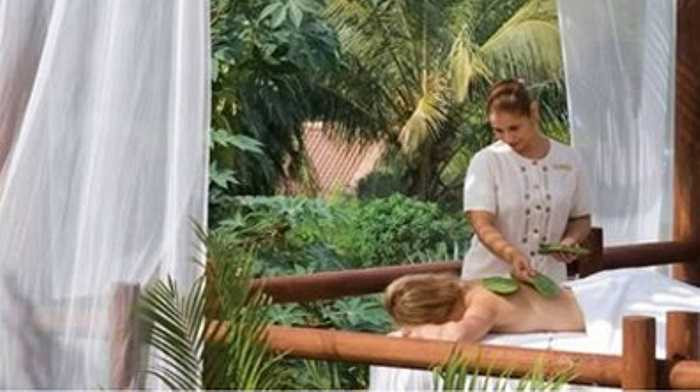 Những cây xương rồng ở Mexico đã được rút hết gai trước khi được chà xát lên cơ thể. Những cành xương rồng được đun với nước ấm, cắt đôi để lấy nhựa massage cơ thể. 