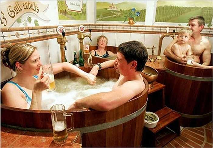 Được trộn từ men bia, mạch nha, cây hublong, nước tắm bia này được phục vụ ở nhiều suối nước khoáng tại Đức, nhằm giúp làn da trở nên mềm mại, mịn màng. Vitamin B và hợp chất protein trong bia sẽ làm sạch và nuôi dưỡng da hiệu quả. 