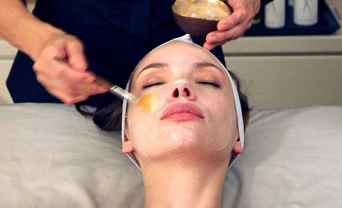 Các geisha và diễn viên kịch kabuki ở Nhật sử dụng phân chim sơn ca để tẩy lớp trang điểm dày trên mặt nhờ phân chứa enzyme và guanin. Thêm vào đó, với lượng nitrogen cao, phân chim sơn ca có thể giúp loại bỏ vi khuẩn và tế bào chết.