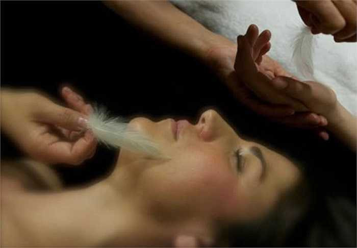 Tại Spa CosquilleArte, Madrid, Tây Ban Nha, các nhân viên ở đây sử dụng một chiếc lông vũ cọ vào những vùng như nách, cổ để tạo cảm giác buồn trên cơ thể, họ cho rằng hành động này có tác dụng giải tỏa căng thẳng. 