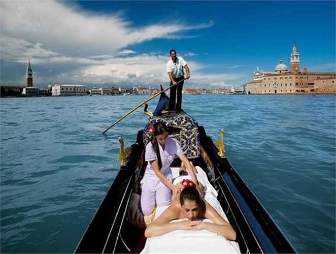 Tới Venice - du khách có thể vừa đi thuyền để ngắm cảnh thành phố, vừa được chăm sóc da toàn thân với người phục vụ nhiệt tình và lành nghề. Dịch vụ này có tên 'Gondola massage' của khách sạn Cipriani tại thành phố Venice - Ý.