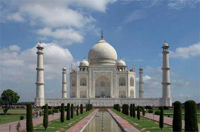 Taj Mahal, Ấn Độ: Nhờ tài năng tuyệt vời của các kỹ sư, 4 cột tháp được xây hơi nghiêng ra ngoài, nhờ đó, đền Taj Mahal - một trong những công trình đẹp nhất thế giới - mới có thể hãnh diện vươn thẳng lên bầu trời. 