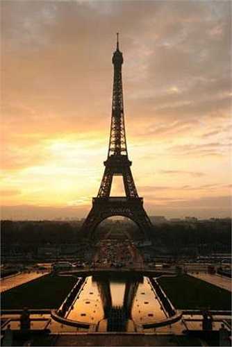 Tháp Eiffel từng bị Đức quốc xã sử dụng làm trung tâm điện báo và trạm phát thanh trong Thế chiến thứ hai. 
