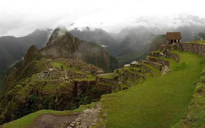 Machu Picchu, Peru: Giống Taj Mahal, đây là sản phẩm của kỹ thuật kiến trúc, xây dựng thiên tài. Peru là quốc gia thường xuyên phải chịu động đất nên để giữ cho Machu Picchu khỏi đổ sụp, những khối đá hình L đã kết nối các góc công trình. 