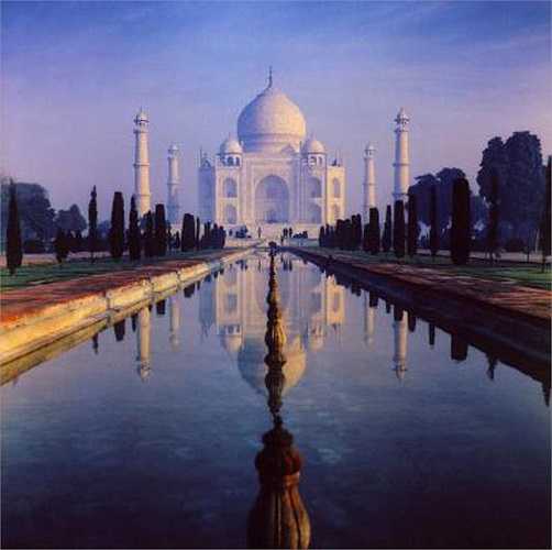Hoàng đế Môgôn Shāh Jahān, do quá đau buồn trước sự ra đi của người vợ yêu dấu Mumtaz, đến mức râu tóc đều bạc trắng, đã ra lệnh xây dựng lăng mộ này. 