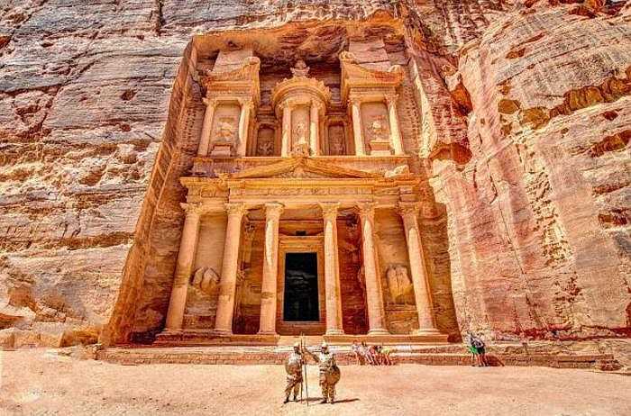 Khazneh, thành phố cổ Petra, Jordan: Người ta tin rằng công trình 2000 năm tuổi này đưjc chạm khắc từ đỉnh xuống đáy. 