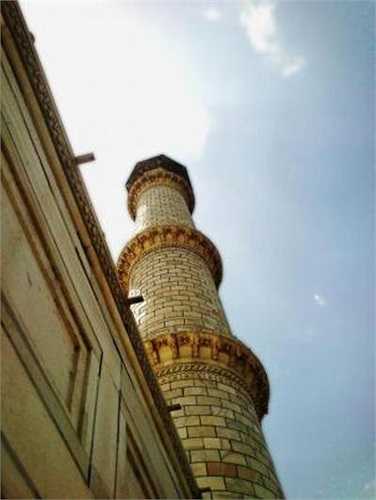 Một truyền thuyết khác cho rằng, Hoàng đế còn muốn xây dựng phiên bản Taj Mahal màu đen ở lưu vực Yamuna nhưng không kịp thực hiện do bị con trai Aurangzeb truất ngôi.