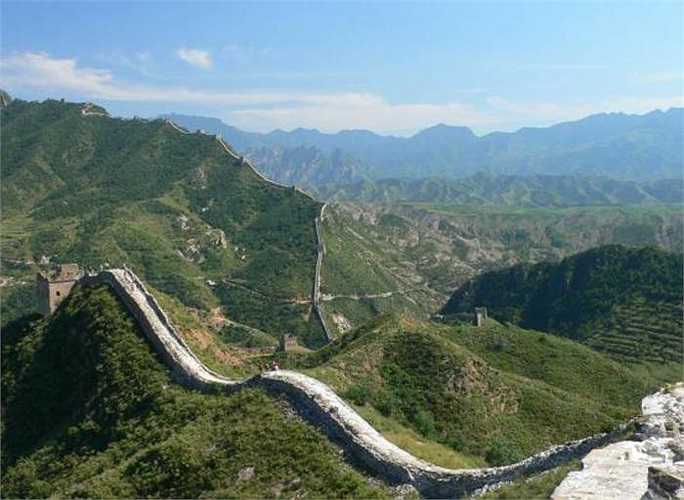 Nhưng khi tới nơi, nàng hay tin chồng mình đã chết. Quá đau buồn, nàng khóc thương cạn nước mắt, tới mức một phần Trường Thành đổ sụp, để lộ ra xương cốt của rất nhiều người đã chết. 