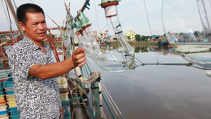 Giàn đèn điện câu mực trên tàu của ông Quang bị vỡ tan tành, hư hỏng nặng - Ảnh: Tiến Thắng