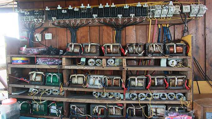 Nhiều ăcquy, ổ điện trên tàu bị xịt vòi rồng hư hỏng nặng - Ảnh: Tiến Thắng