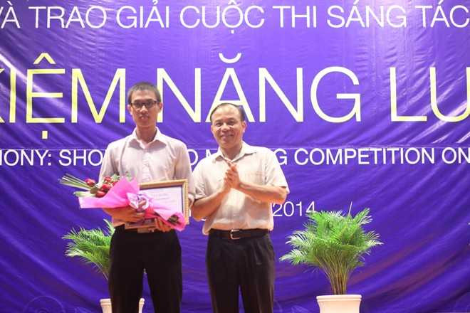 Nhà báo Nguyễn Quốc Triển - Phó Tổng biên tập Báo Sinh Viên Việt Nam trao giải cho ý tưởng xuất sắc nhất.