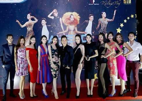 ngoc trinh dem hoi chan dai