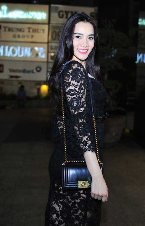 ngoc trinh dem hoi chan dai