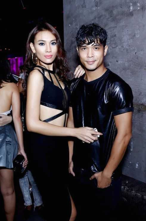 ngoc trinh dem hoi chan dai