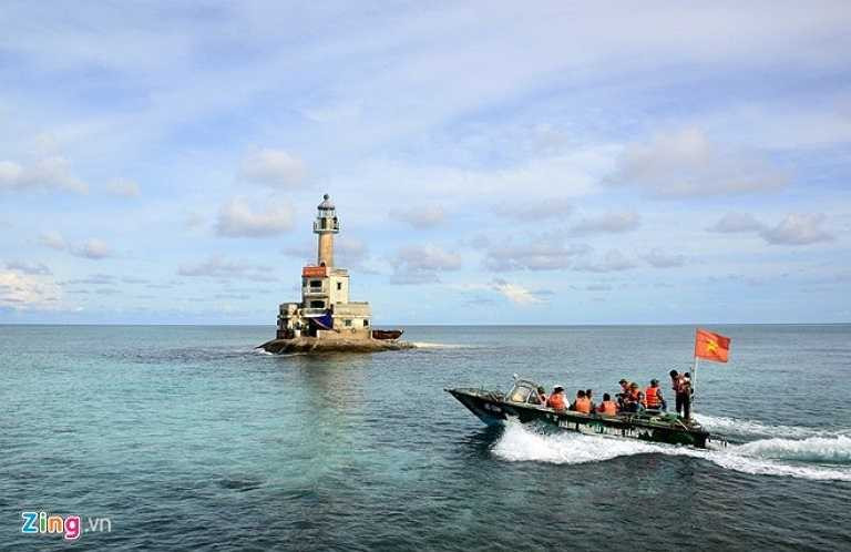 Những ngọn đèn Hải đăng chiếu sáng trong đêm tối giữa biển trời không chỉ giúp tàu thuyền xác định vị trí trên biển mà còn là vật để khẳng định chủ quyền biển đảo Trường Sa của Việt Nam.
