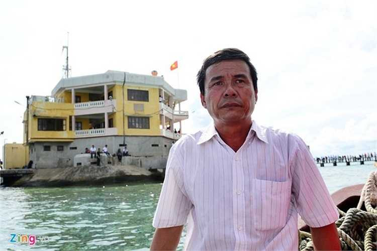 Anh Bùi Văn Niệm (51 tuổi), một người đàn ông đã có hơn 20 năm cống hiến cho sự nghiệp này. 6 ngọn Hải đăng mà anh Niệm có nhiệm vụ bảo vệ là tại các đảo Đá Lát, An Bang, Sơn Ca, Tiên Nữ, Sinh Tồn và Đá Tây.