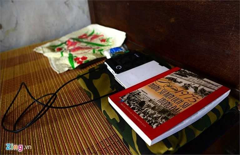 Buổi chiều rảnh rỗi anh thường sang giao lưu thể thao, đánh cờ và bóng bàn với các chiến sĩ Hải quân đảo Đá Tây ngay bên cạnh Hải đăng. Tối đến đọc sách và điện về gia đình. Vợ con luôn động viên anh cố gắng hoàn thành nhiệm vụ và yên tâm công tác.