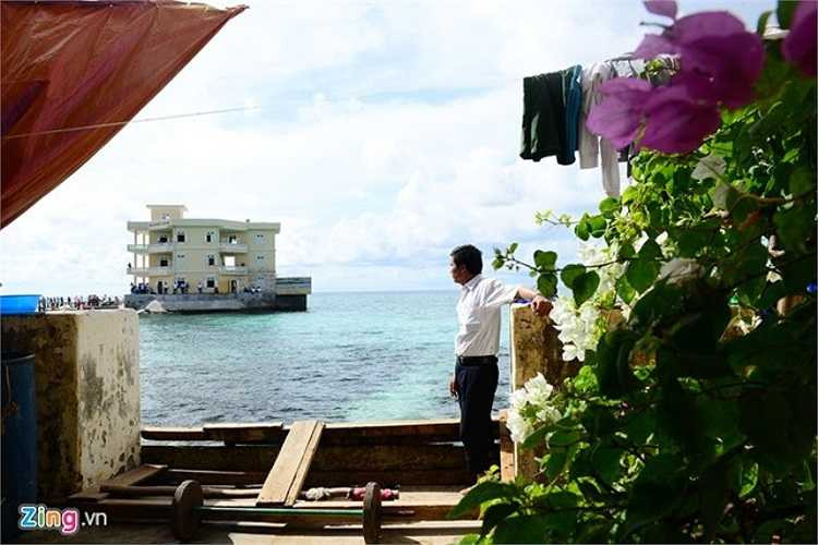 Mỗi ngọn Hải đăng anh Niệm làm nhiệm vụ có thời gian khoảng 5-6 năm. 9 tháng lại thay ca về với gia đình ở lại khoảng 2-3 tháng rồi mới đi. Người đèn trưởng có 3 con một gái, hai trai, tất cả đã trưởng thành. Con gái lớn là giáo viên, con trai thứ hai làm trong ngành Hàng không, cậu út vừa tốt nghiệp Cao đẳng sư phạm. Chỉ còn 4 năm nữa là đến tuổi nghỉ hưu nhưng người đèn trưởng cho biết quyết tâm xin ở lại cùng ngọn Hải đăng, bám biển đến ngày làm việc cuối cùng.