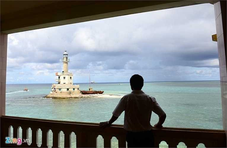 Trong những ngày công tác ở Hải đăng đảo Đá Lát anh không thể về dự đám cưới con trai đầu, cuối tháng 5 vừa qua mẹ anh qua đời, anh cũng không kịp về chịu tang. Mặc dù rất buồn nhưng anh đã xác định 'Tổ quốc là trên hết'. Niệm vinh dự và tự hào được làm nhiệm vụ giữ cho ngọn Hải đăng luôn sáng đó cũng là điều để khẳng định chủ quyền biển đảo Trường Sa mãi mãi là của Việt Nam.