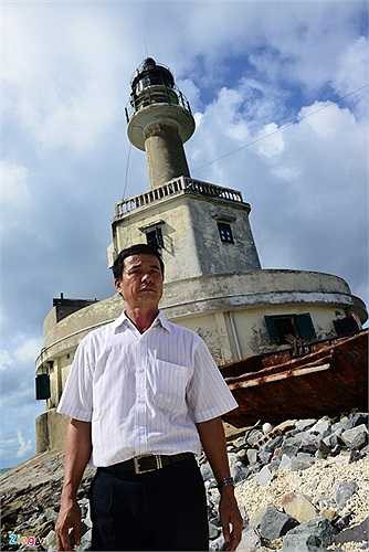 Người đèn trưởng quê ở xã Quang Trung huyện Tứ Kỳ (Hải Dương). Anh kể, sau khi đi học một năm sơ cấp Hàng hải tại trường Công nhân kỹ thuật Hàng hải 1 năm 1993, cho đến khi 31 tuổi anh mới được lần đầu tiên ra đảo công tác. Hiện giờ Niệm là đèn trưởng Hải đăng Đá Tây đã 6 năm.