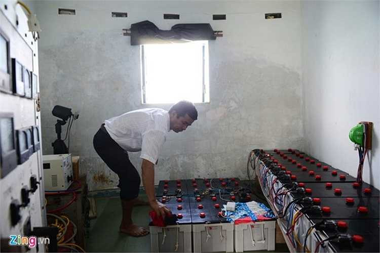 Mỗi ngọn Hải đăng có 5 anh em công nhân làm việc túc trực 24/24h. Mỗi ngày vào 8h sáng và 15h chiều có nhiệm vụ thông tin về đất liền các hoạt động của tàu thuyền trong khu vực cũng như sự thay đổi của thời tiết trên biển.