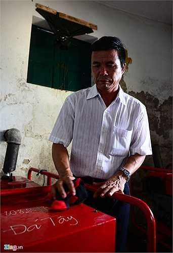 Hải đăng chạy điện năng lượng mặt trời và tự động bật tắt khi trời tối nên các anh luôn phải đảm bảo máy nổ, máy phát điện vận hành bình thường trong mọi điều kiện nhất là mưa bão kéo dài. Nước muối mặn và gió biển cũng dễ làm hư hỏng máy móc nên phải thường xuyên lau chùi.