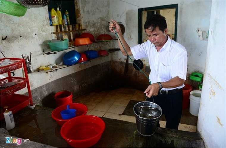 Tâm sự với Zing.vn, thời gian đầu ra đảo anh thấy khá buồn và vất vả, nhất là ở các đảo chìm và mùa mưa bão tháng 8. 'Nhưng dần dần tôi càng yêu công việc này, hết công tác chỉ muốn ra đảo. Điều kiện sinh hoạt ngoài này cũng tốt hơn trước, nhất là nước ngọt được tiếp tế, nước mưa đủ dùng quanh năm', anh nói.