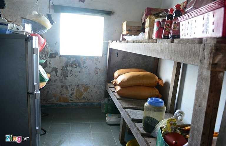 Đều đặn 2 tháng một lần, tàu tiếp tế lại vận chuyển thiết bị, dầu, lương thực, nhu yếu phẩm vào Hải đăng, khiến cho cuộc sống những người gác đèn không thiếu thốn một thứ gì. 