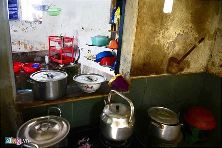 Đồ dùng sinh hoạt đầy đủ phục vụ cuộc sống của anh em công tác tại trạm Hải đăng. Điện mặt trời và máy nổ phục vụ chủ yếu cho phát sáng nên dầu và ga được dùng nhiều cho việc nấu nướng.