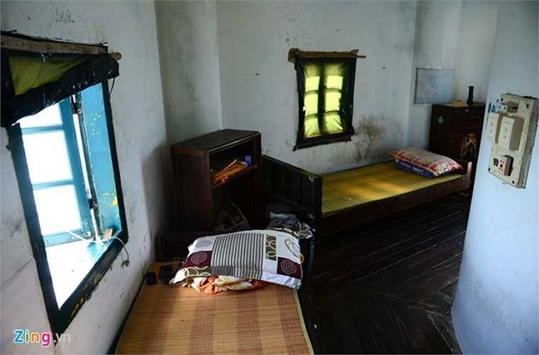 Phòng ngủ của anh Niệm và động nghiệp nằm xoay tròn bên các ô cửa sổ Hải đăng giúp các anh quan sát và trực chiến ngày đêm khi có sự cố xảy ra. 