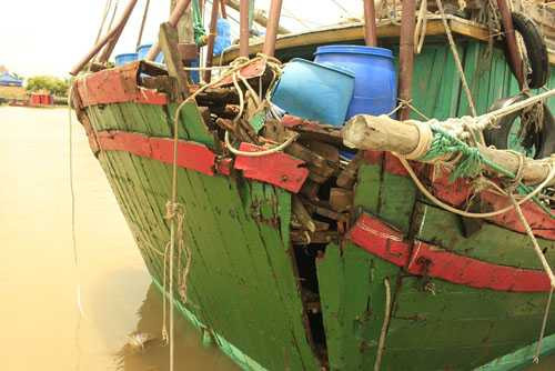  Mạn thuyền bên phải bị vỡ nát sau những cú đâm trực diện của tàu Trung Quốc - Ảnh: TNO