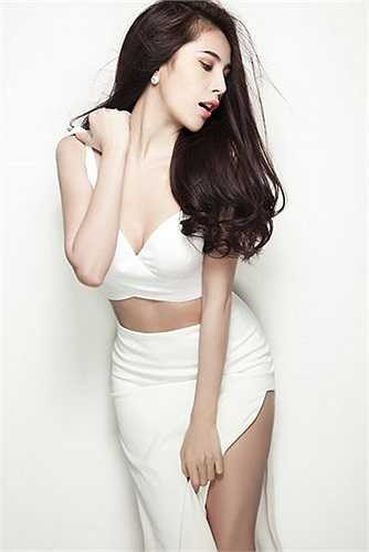 Chúng làm tôn lên đường cong cơ thể và những khoảng hở sexy cho cô.