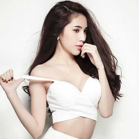 Tuy nhiên, có thể thấy Thủy Tiên rất khéo tiết chế trong việc lựa chọn váy áo.