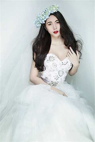 Cùng ngắm thêm những hình ảnh gợi cảm của Thủy Tiên: