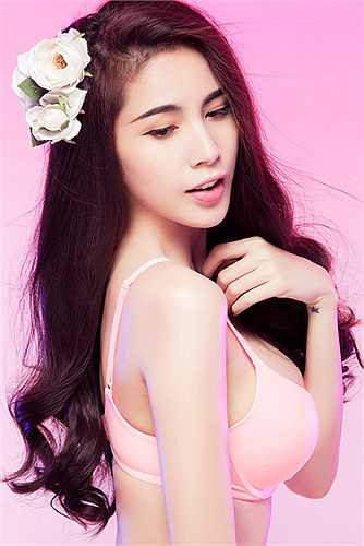 Sức nóng của Thủy Tiên cũng được hâm lên theo các bộ ảnh nội y cô tung ra.