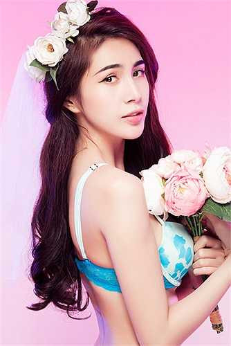 Thậm chí Thủy Tiên còn đánh bật cả những đàn em trẻ đẹp trong làng nhạc.