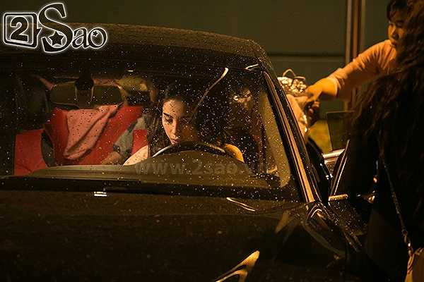 Thủy Tiên không có tài xế riêng nên cô thường tự tay lái xe đi diễn. Đây là dòng xe mà vợ chồng Thủy Tiên - Công Vinh làm đại sứ thương hiệu năm 2012 với giá hơn 2 tỷ đồng.