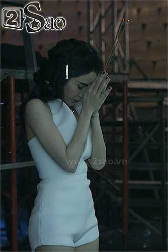 Khi vào đến nơi, việc đầu tiên Thủy Tiên làm là thắp nhang bàn thờ tổ. 