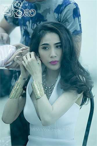 Rồi cô mới làm tóc, chăm chút lại make up.