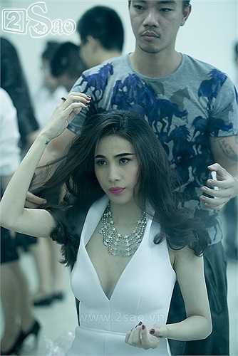 Thuỷ Tiên cẩn thận từng chi tiết để có vẻ ngoài hoàn hảo nhất.