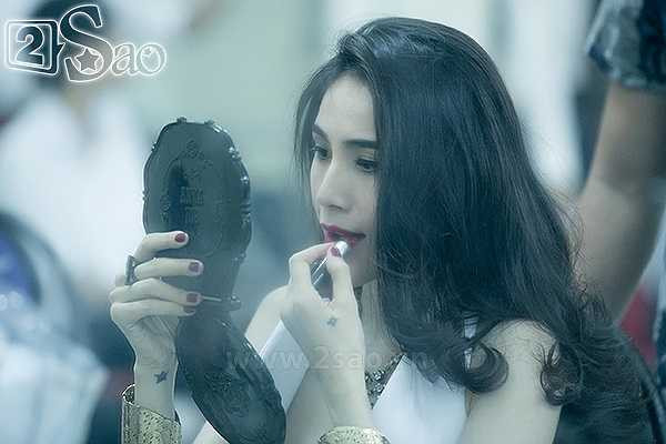 Cô còn tự đánh lại son.