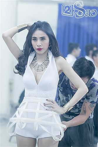 Trợ lý giúp Thủy Tiên chỉnh sửa lại trang phục.