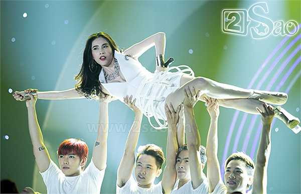 Thủy Tiên sôi động và sexy trên sân khấu.