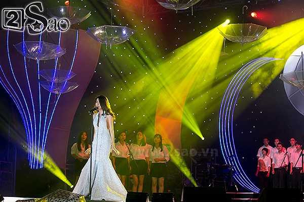 Ở ca khúc thứ 2, cô được hỗ trợ bởi dàn bè hùng hậu hơn 30 người.