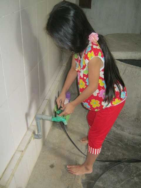 Vật lộn 2 giờ dưới giếng sâu, bé gái thoát cửa tử