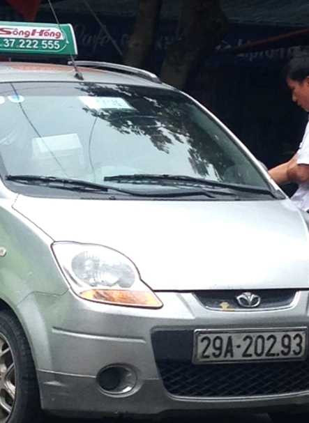 Hà Nội: Taxi 'dù' mang đăng ký Đội trưởng thanh tra giao thông