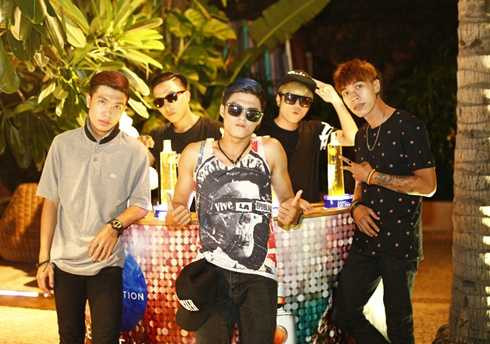 Lâm Vinh Hải quậy tưng bừng cùng bạn trong bar