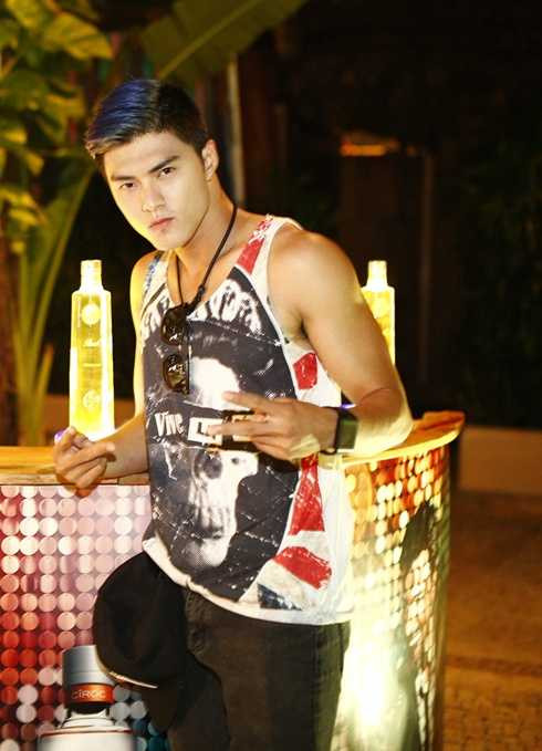 Lâm Vinh Hải quậy tưng bừng cùng bạn trong bar