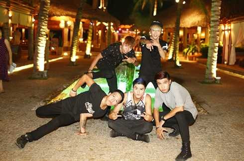 Lâm Vinh Hải quậy tưng bừng cùng bạn trong bar